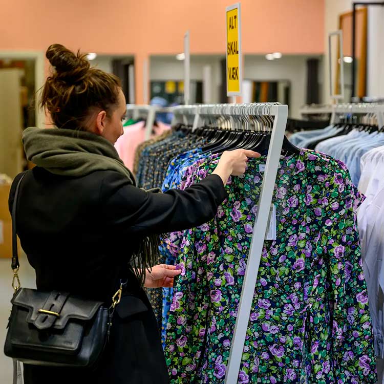 Kunde kigger på blomstrede skjortebluser fra Noya Copenhagen i Taastrup.